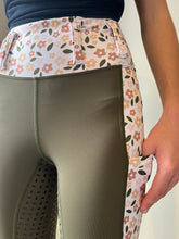 Load image into Gallery viewer, Child’s green floral tights
